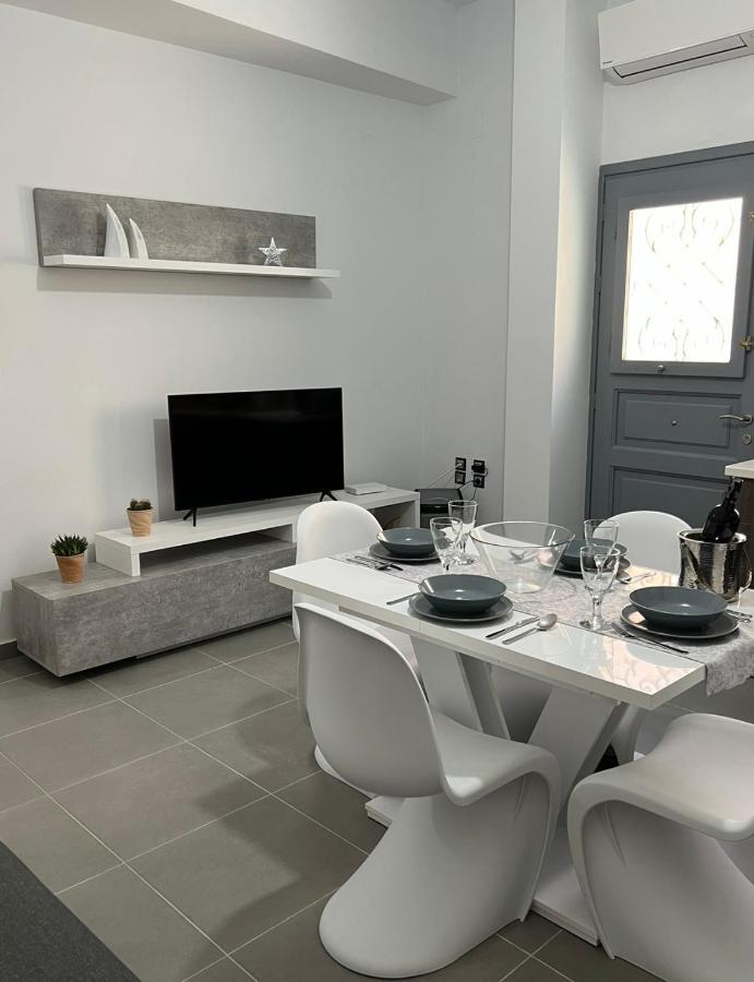 Thania'S House ,4 Minutes From The Center Of Hermoulis 에르무폴리 외부 사진